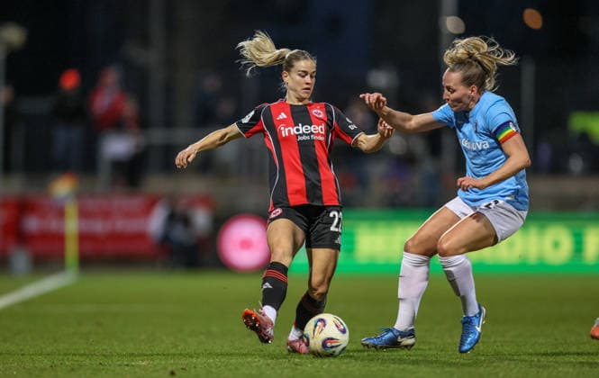 GER, Frankfurt, Eintracht Frankfurt vs SC Freiburg, Google Pixel Bundesliga, Fussball, DFB, Spielzeit 2025 2026, Stadion am Brentanobad, 19. Spieltag im Bild v.l.: Nadine Riesen (Eintracht Frankfurt Frauen 22), Lisa Karl (SC Freiburg Frauen 2) DFB DFL REGULATIONS PROHIBIT ANY USE OF PHOTOGRAPHS AS IMAGE SEQUENCES AND OR QUASI-VIDEO, 23.02.2026 Copyright: HMBxMedia HendrikxHamelau
