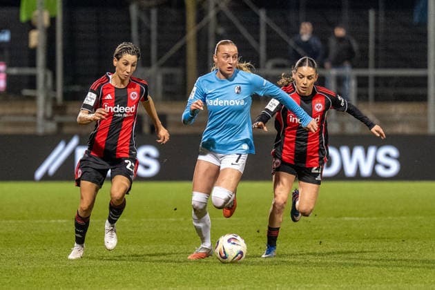 23.02.2026, xhfmx, Fussball Google Pixel Frauen-Bundesliga, Eintracht Frankfurt - SC Freiburg v.l. Sara Doorsoun (Eintracht Frankfurt Frauen), Tessa Blumenberg (SC Freiburg Frauen) , Ereleta Memeti (Eintracht Frankfurt Frauen) (DFL DFB REGULATIONS PROHIBIT ANY USE OF PHOTOGRAPHS as IMAGE SEQUENCES and or QUASI-VIDEO) Frankfurt am Main