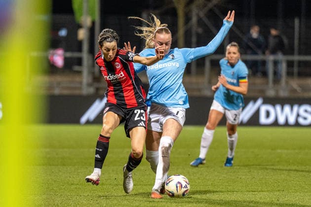 23.02.2026, xhfmx, Fussball Google Pixel Frauen-Bundesliga, Eintracht Frankfurt - SC Freiburg v.l. Sara Doorsoun (Eintracht Frankfurt Frauen) , Tessa Blumenberg (SC Freiburg Frauen) (DFL DFB REGULATIONS PROHIBIT ANY USE OF PHOTOGRAPHS as IMAGE SEQUENCES and or QUASI-VIDEO) Frankfurt am Main