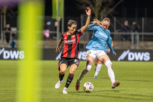 23.02.2026, xhfmx, Fussball Google Pixel Frauen-Bundesliga, Eintracht Frankfurt - SC Freiburg v.l. Sara Doorsoun (Eintracht Frankfurt Frauen) , Tessa Blumenberg (SC Freiburg Frauen) (DFL DFB REGULATIONS PROHIBIT ANY USE OF PHOTOGRAPHS as IMAGE SEQUENCES and or QUASI-VIDEO) Frankfurt am Main