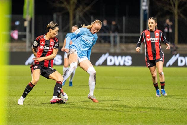 23.02.2026, xhfmx, Fussball Google Pixel Frauen-Bundesliga, Eintracht Frankfurt - SC Freiburg v.l. Sara Doorsoun (Eintracht Frankfurt Frauen), Tessa Blumenberg (SC Freiburg Frauen) , Ereleta Memeti (Eintracht Frankfurt Frauen) (DFL DFB REGULATIONS PROHIBIT ANY USE OF PHOTOGRAPHS as IMAGE SEQUENCES and or QUASI-VIDEO) Frankfurt am Main
