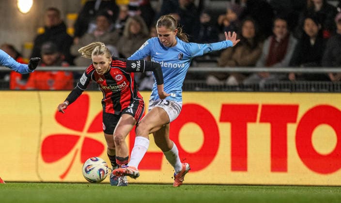 GER, Frankfurt, Eintracht Frankfurt vs SC Freiburg, Google Pixel Bundesliga, Fussball, DFB, Spielzeit 2025 2026, Stadion am Brentanobad, 19. Spieltag im Bild v.l.: Elisa Senß (Eintracht Frankfurt Frauen 6), Maj Schneider (SC Freiburg Frauen 15) DFB DFL REGULATIONS PROHIBIT ANY USE OF PHOTOGRAPHS AS IMAGE SEQUENCES AND OR QUASI-VIDEO, 23.02.2026 Copyright: HMBxMedia HendrikxHamelau