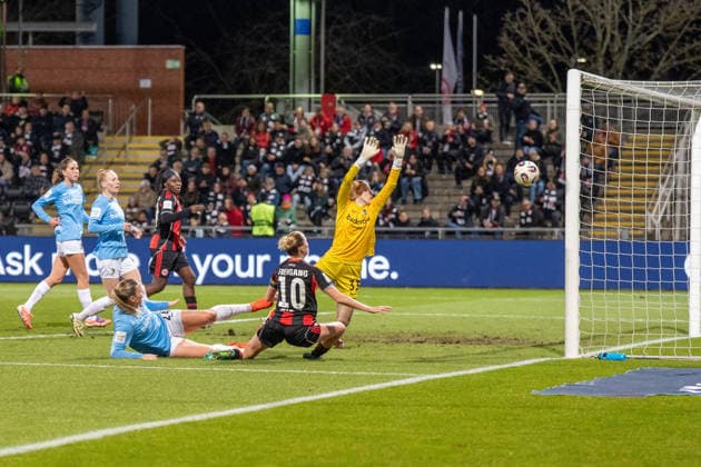 23.02.2026, xhfmx, Fussball Google Pixel Frauen-Bundesliga, Eintracht Frankfurt - SC Freiburg Laura Freigang (Eintracht Frankfurt Frauen) erzielt das 1:0 gegen Freiburg. Tor, Goal (DFL DFB REGULATIONS PROHIBIT ANY USE OF PHOTOGRAPHS as IMAGE SEQUENCES and or QUASI-VIDEO) Frankfurt am Main