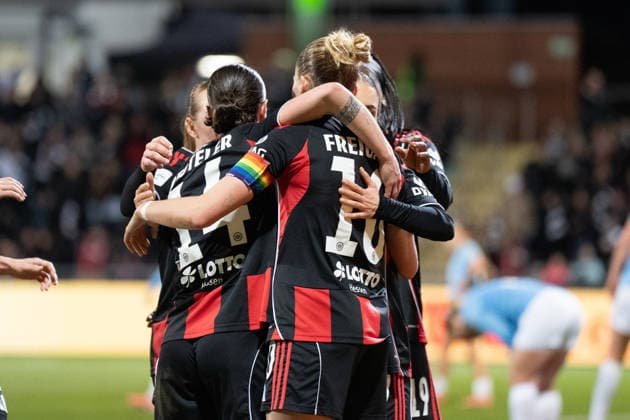 23.02.2026, xhfmx, Fussball Google Pixel Frauen-Bundesliga, Eintracht Frankfurt - SC Freiburg Geraldine Reuteler (Eintracht Frankfurt Frauen) ), Laura Freigang (Eintracht Frankfurt Frauen) , Nicole Anyomi (Eintracht Frankfurt Frauen) bejubeln das 1:0 gegen Freiburg, Tor, Goal, Jubel, Celebration (DFL DFB REGULATIONS PROHIBIT ANY USE OF PHOTOGRAPHS as IMAGE SEQUENCES and or QUASI-VIDEO) Frankfurt am Main