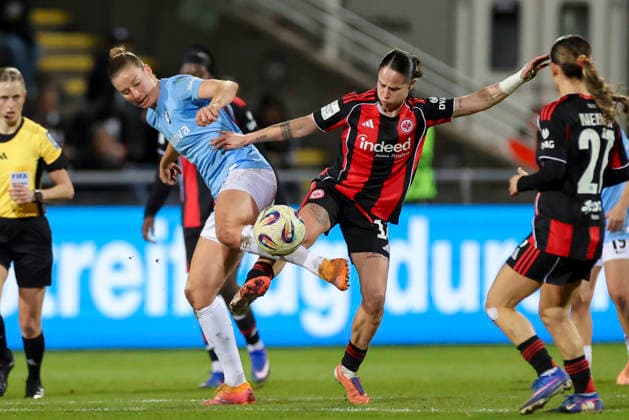 Julia Stierli (SC Freiburg) und Geraldine Reuteler (Eintracht Frankfurt) kaempfen um den Ball, Google Pixel Frauen-Bundesliga, Eintracht Frankfurt v SC Freiburg, Stadion am Brentanobad am 23. February 2026 in Frankfurt, Deutschland. (Foto von Marco Steinbrenner DeFodi Images) Julia Stierli (SC Freiburg) und Geraldine Reuteler (Eintracht Frankfurt) battle for the ball, Google Pixel Frauen-Bundesliga, Eintracht Frankfurt v SC Freiburg, Stadion am Brentanobad, February 23, 2026 in Frankfurt, Germany. (Photo by Marco Steinbrenner DeFodi Images) DFB DFL REGULATIONS PROHIBIT ANY USE OF PHOTOGRAPHS AS IMAGE SEQUENCES AND OR QUASI-VIDEO. -