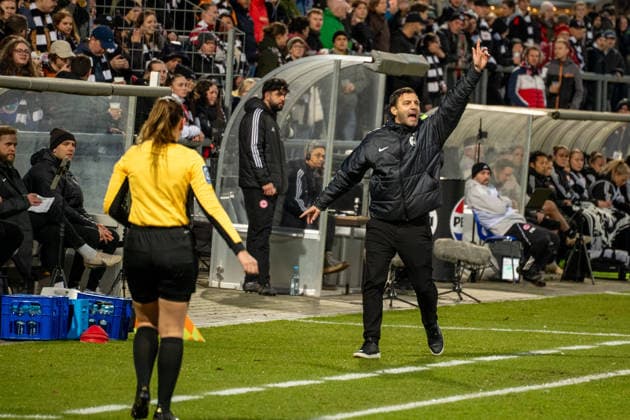 Deutschland: Fussball Google Pixel Frauen-Bundesliga 2025 2026 - Eintracht Frankfurt vs SC Freiburg - 19. Spieltag - Am Brentanobad-Stadion (Frankfurt): während dem Spiel Edmond Kapllani (Cheftrainer, SC Freiburg) Copyright: xOrhanxHabashx
