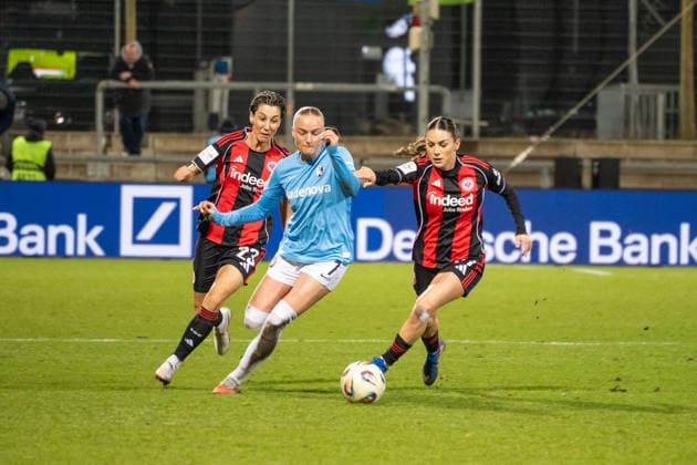 Deutschland: Fussball Google Pixel Frauen-Bundesliga 2025 2026 - Eintracht Frankfurt vs SC Freiburg - 19. Spieltag - Am Brentanobad-Stadion (Frankfurt): in Aktion ErÃ«leta Memeti (Eintracht Frankfurt,27) gegen Tessa Blumenberg (SC Freiburg,7) Copyright: xOrhanxHabashx
