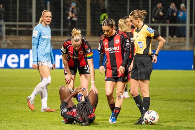 Deutschland: Fussball Google Pixel Frauen-Bundesliga 2025 2026 - Eintracht Frankfurt vs SC Freiburg - 19. Spieltag - Am Brentanobad-Stadion (Frankfurt): Verletzung Behandlung am Boden Nicole Anyomi (Eintracht Frankfurt,19) Copyright: xOrhanxHabashx