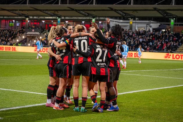 Deutschland: Fussball Google Pixel Frauen-Bundesliga 2025 2026 - Eintracht Frankfurt vs SC Freiburg - 19. Spieltag - Am Brentanobad-Stadion (Frankfurt): Torjubel, Freude, Jubel Laura Freigang (Eintracht Frankfurt,10) ErÃ«leta Memeti (Eintracht Frankfurt,27) Nicole Anyomi (Eintracht Frankfurt,19) Copyright: xOrhanxHabashx