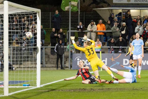 Google Pixel Frauen Bundesliga: Eintracht Frankfurt - SC Freiburg, 23.02.2026 Laura Freigang (Eintracht Frankfurt 10) setzt nach und kommt an den Ball, erzielt hier das Tor zum 1:0, Rebecca Adamczyk (SC Freiburg 33) geschlagen, GPFBL: Eintracht Frankfurt - SC Freiburg, Frankfurt, Stadion am Brentanobad, 23.2.2026 Copyright: xBEAUTIFULxSPORTS Gawlikx