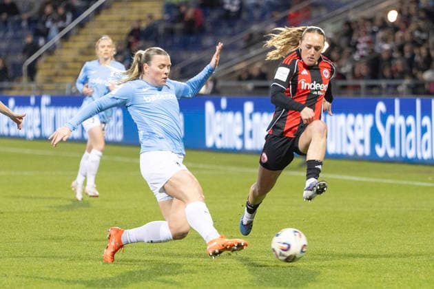 Google Pixel Frauen Bundesliga: Eintracht Frankfurt - SC Freiburg, 23.02.2026 Ingibjörg Siguroardottir (SC Freiburg 24) klärt den Ball vor Lisanne Gräwe (Eintracht Frankfurt 8), GPFBL: Eintracht Frankfurt - SC Freiburg, Frankfurt, Stadion am Brentanobad, 23.2.2026 Copyright: xBEAUTIFULxSPORTS Gawlikx