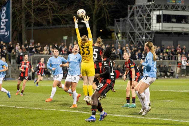 Google Pixel Frauen Bundesliga: Eintracht Frankfurt - SC Freiburg, 23.02.2026 Rebecca Adamczyk (SC Freiburg 33) versucht den Ball vor Jella Veit (Eintracht Frankfurt 25) zu fangen, GPFBL: Eintracht Frankfurt - SC Freiburg, Frankfurt, Stadion am Brentanobad, 23.2.2026 Copyright: xBEAUTIFULxSPORTS Gawlikx