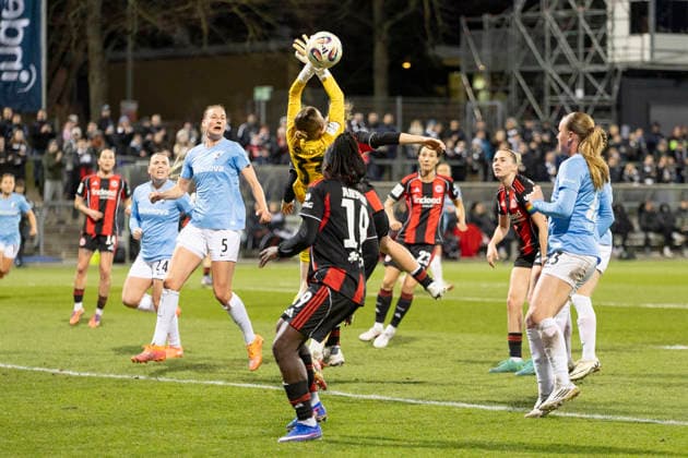 Google Pixel Frauen Bundesliga: Eintracht Frankfurt - SC Freiburg, 23.02.2026 Rebecca Adamczyk (SC Freiburg 33) greift daneben und fängt den Ball nicht, GPFBL: Eintracht Frankfurt - SC Freiburg, Frankfurt, Stadion am Brentanobad, 23.2.2026 Copyright: xBEAUTIFULxSPORTS Gawlikx