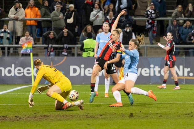 Google Pixel Frauen Bundesliga: Eintracht Frankfurt - SC Freiburg, 23.02.2026 Laura Freigang (Eintracht Frankfurt 10) setzt nach und kommt an den Ball, erzielt hier das Tor zum 1:0, GPFBL: Eintracht Frankfurt - SC Freiburg, Frankfurt, Stadion am Brentanobad, 23.2.2026 Copyright: xBEAUTIFULxSPORTS Gawlikx