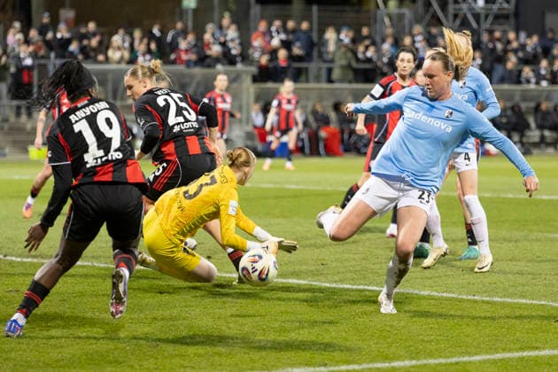 Google Pixel Frauen Bundesliga: Eintracht Frankfurt - SC Freiburg, 23.02.2026 Rebecca Adamczyk (SC Freiburg 33) konnte den Ball nicht fangen aber Luca-Emily Birkholz (SC Freiburg 23) kann klären, GPFBL: Eintracht Frankfurt - SC Freiburg, Frankfurt, Stadion am Brentanobad, 23.2.2026 Copyright: xBEAUTIFULxSPORTS Gawlikx