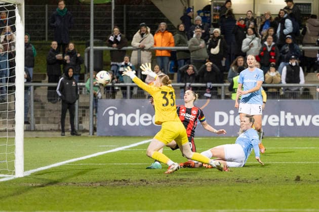Google Pixel Frauen Bundesliga: Eintracht Frankfurt - SC Freiburg, 23.02.2026 Laura Freigang (Eintracht Frankfurt 10) setzt nach und kommt an den Ball, erzielt hier das Tor zum 1:0, Rebecca Adamczyk (SC Freiburg 33) kommt nicht an deb Ball, GPFBL: Eintracht Frankfurt - SC Freiburg, Frankfurt, Stadion am Brentanobad, 23.2.2026 Copyright: xBEAUTIFULxSPORTS Gawlikx
