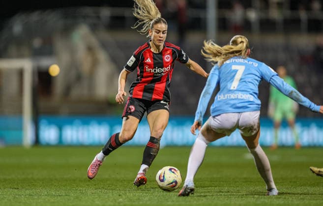 GER, Frankfurt, Eintracht Frankfurt vs SC Freiburg, Google Pixel Bundesliga, Fussball, DFB, Spielzeit 2025 2026, Stadion am Brentanobad, 19. Spieltag im Bild v.l.: Nadine Riesen (Eintracht Frankfurt Frauen 22), Tessa Blumenberg (SC Freiburg Frauen 7) DFB DFL REGULATIONS PROHIBIT ANY USE OF PHOTOGRAPHS AS IMAGE SEQUENCES AND OR QUASI-VIDEO, 23.02.2026 Copyright: HMBxMedia HendrikxHamelau