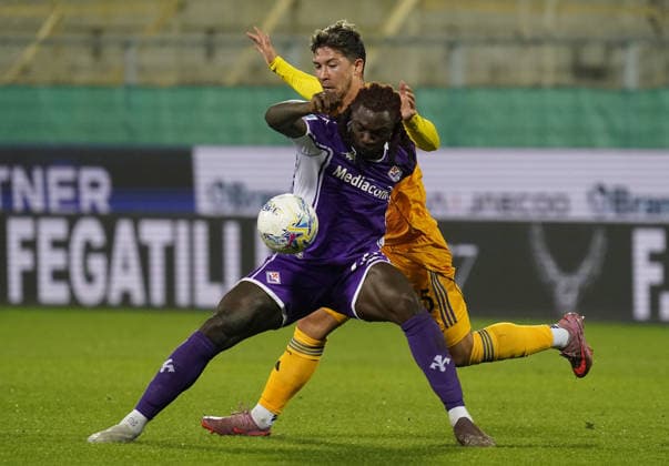 Fiorentina™s Moise Kean fight for the ball with Pisa™s Felipe Loyola during the Serie A soccer match between Fiorentina and Pisa at the Artemio Franchi stadium in Florence, center of Italy - Monday, February 23, 2026. - Soccer  Copyright: xMarcoxBucco LaxPressex