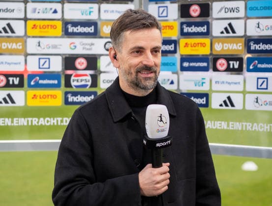 Deutschland: Fussball Google Pixel Frauen-Bundesliga 2025 2026 - Eintracht Frankfurt vs SC Freiburg - 19. Spieltag - Am Brentanobad-Stadion (Frankfurt): auf dem Spielfeld beim Presseinterview Niko Arnautis (Cheftrainer, Eintracht Frankfurt) Copyright: xOrhanxHabashx