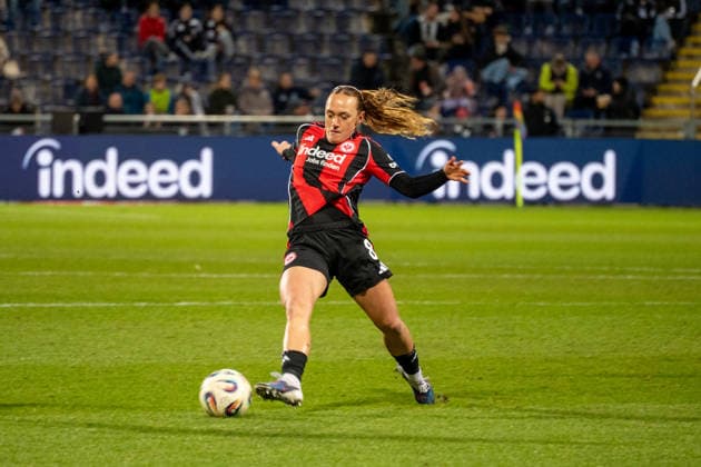 Deutschland: Fussball Google Pixel Frauen-Bundesliga 2025 2026 - Eintracht Frankfurt vs SC Freiburg - 19. Spieltag - Am Brentanobad-Stadion (Frankfurt): am Ball Lisanne Gräwe (Eintracht Frankfurt,8) Copyright: xOrhanxHabashx