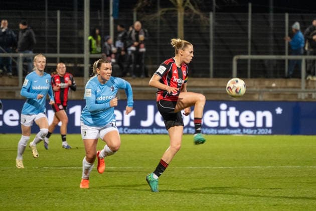 Deutschland: Fussball Google Pixel Frauen-Bundesliga 2025 2026 - Eintracht Frankfurt vs SC Freiburg - 19. Spieltag - Am Brentanobad-Stadion (Frankfurt): am Ball Laura Freigang (Eintracht Frankfurt,10) Copyright: xOrhanxHabashx