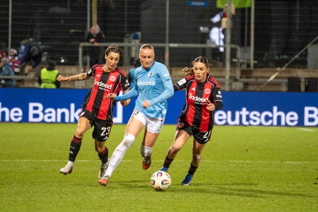 Deutschland: Fussball Google Pixel Frauen-Bundesliga 2025 2026 - Eintracht Frankfurt vs SC Freiburg - 19. Spieltag - Am Brentanobad-Stadion (Frankfurt): in Aktion ErÃ«leta Memeti (Eintracht Frankfurt,27) gegen Tessa Blumenberg (SC Freiburg,7) Copyright: xOrhanxHabashx