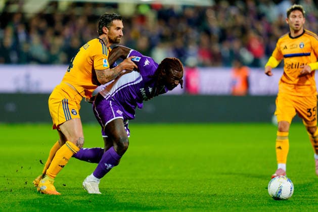 ACF Fiorentina v Pisa SC - Serie A Enilive Antonio Caracciolo of Pisa SC and Moise Kean of ACF Fiorentina compete for the ball during the serie Serie A Enilive match between ACF Fiorentina and Pisa SC at Stadio Artemio Franchi on February 23, 2026 in Florence, Italy Florence Stadio Artemio Franchi Tuscany Italy Copyright: xGiuseppexMaffiax 260223_SerieA_Fiorentina-Pisa_GM_06317