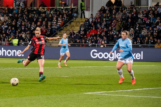 Deutschland: Fussball Google Pixel Frauen-Bundesliga 2025 2026 - Eintracht Frankfurt vs SC Freiburg - 19. Spieltag - Am Brentanobad-Stadion (Frankfurt): Tor zum 1-0 durch Laura Freigang (Eintracht Frankfurt,10) Copyright: xOrhanxHabashx