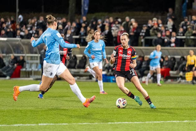 23.02.2026, xhfmx, Fussball Google Pixel Frauen-Bundesliga, Eintracht Frankfurt - SC Freiburg v.l. Meret Felde (SC Freiburg Frauen) , Laura Freigang (Eintracht Frankfurt Frauen) (DFL DFB REGULATIONS PROHIBIT ANY USE OF PHOTOGRAPHS as IMAGE SEQUENCES and or QUASI-VIDEO) Frankfurt am Main