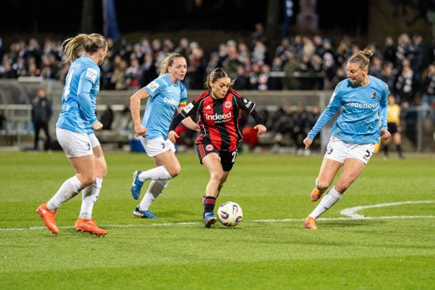 23.02.2026, xhfmx, Fussball Google Pixel Frauen-Bundesliga, Eintracht Frankfurt - SC Freiburg v.l. Meret Felde (SC Freiburg Frauen) , Lisa Karl (SC Freiburg Frauen) , Ereleta Memeti (Eintracht Frankfurt Frauen) , Julia Stierli (SC Freiburg Frauen) (DFL DFB REGULATIONS PROHIBIT ANY USE OF PHOTOGRAPHS as IMAGE SEQUENCES and or QUASI-VIDEO) Frankfurt am Main