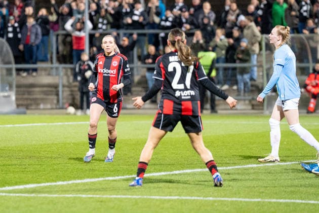 23.02.2026, xhfmx, Fussball Google Pixel Frauen-Bundesliga, Eintracht Frankfurt - SC Freiburg v.l. Elisa Senß (Eintracht Frankfurt Frauen) und Ereleta Memeti (Eintracht Frankfurt Frauen) bejubeln das 2:0 gegen den SC Freiburg. Tor, Goal, Jubel, Celebration (DFL DFB REGULATIONS PROHIBIT ANY USE OF PHOTOGRAPHS as IMAGE SEQUENCES and or QUASI-VIDEO) Frankfurt am Main