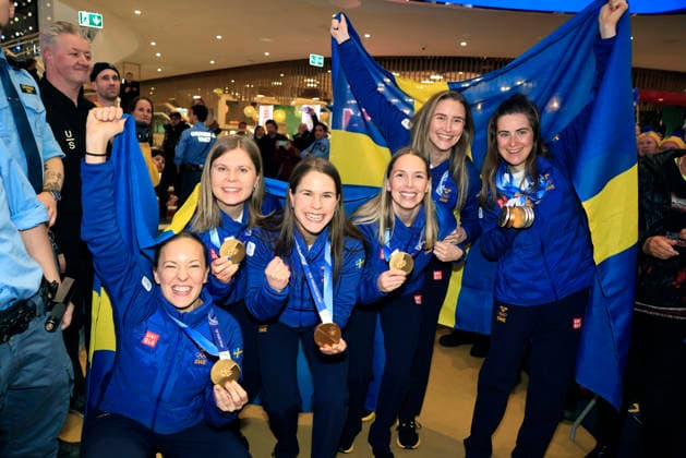 STOCKHOLM, SVERIGE 20260223 Fyrdubbla OS-medaljören i längd Ebba Andersson (th) och OS-guldmedaljörerna i curling Lag Hasselborg Anna Hasselborg (mitten), Sofia Scharback (3a fh), Agnes Knochenhauer (tv), Sara McManus (2a fh), Johanna Heldin (2a fv) firas pa Olympiafestivalen Westfield Mall of Scandinavia i Solna pa mandagen. STOCKHOLM SVERIGE x60160x *** STOCKHOLM, SWEDEN 20260223 Quadruple Olympic medalist in cross country Ebba Andersson right and Olympic gold medalists in curling Team Hasselborg Anna Hasselborg center , Sofia Scharback 3a fh , Agnes Knochenhauer left , Sara McManus 2a fh , Johanna Heldin 2a fv are celebrated at the Olympic Festival Westfield Mall of Scandinavia in Solna on Monday STOCKHOLM SWEDEN x60160x  Copyright: xStefanxJerrevang TTx HEMKOMSTFIRANDE OS
