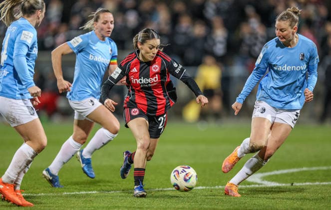 GER, Frankfurt, Eintracht Frankfurt vs SC Freiburg, Google Pixel Bundesliga, Fussball, DFB, Spielzeit 2025 2026, Stadion am Brentanobad, 19. Spieltag im Bild v.l.: Ereleta Memeti (Eintracht Frankfurt Frauen 27), Julia Stierli (SC Freiburg Frauen 5) DFB DFL REGULATIONS PROHIBIT ANY USE OF PHOTOGRAPHS AS IMAGE SEQUENCES AND OR QUASI-VIDEO, 23.02.2026 Copyright: HMBxMedia HendrikxHamelau