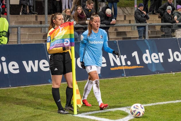 Deutschland: Fussball Google Pixel Frauen-Bundesliga 2025 2026 - Eintracht Frankfurt vs SC Freiburg - 19. Spieltag - Am Brentanobad-Stadion (Frankfurt): beim Eckball Selina Vobian (SC Freiburg,10) Copyright: xOrhanxHabashx