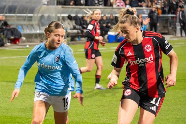Deutschland: Fussball Google Pixel Frauen-Bundesliga 2025 2026 - Eintracht Frankfurt vs SC Freiburg - 19. Spieltag - Am Brentanobad-Stadion (Frankfurt): in Aktion Nia Szenk (SC Freiburg, 19) gegen Nina Lührßen (Eintracht Frankfurt,11) Copyright: xOrhanxHabashx