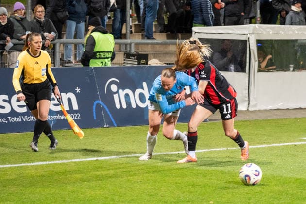 Deutschland: Fussball Google Pixel Frauen-Bundesliga 2025 2026 - Eintracht Frankfurt vs SC Freiburg - 19. Spieltag - Am Brentanobad-Stadion (Frankfurt): in Aktion Nina Lührßen (Eintracht Frankfurt,11) Nia Szenk (SC Freiburg, 19) Copyright: xOrhanxHabashx