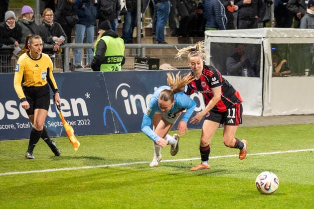 Deutschland: Fussball Google Pixel Frauen-Bundesliga 2025 2026 - Eintracht Frankfurt vs SC Freiburg - 19. Spieltag - Am Brentanobad-Stadion (Frankfurt): im Duell Nina Lührßen (Eintracht Frankfurt,11) Nia Szenk (SC Freiburg, 19) Copyright: xOrhanxHabashx