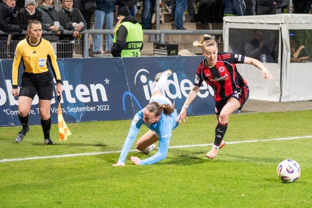 Deutschland: Fussball Google Pixel Frauen-Bundesliga 2025 2026 - Eintracht Frankfurt vs SC Freiburg - 19. Spieltag - Am Brentanobad-Stadion (Frankfurt): im Duell Nina Lührßen (Eintracht Frankfurt,11) Nia Szenk (SC Freiburg, 19) Copyright: xOrhanxHabashx