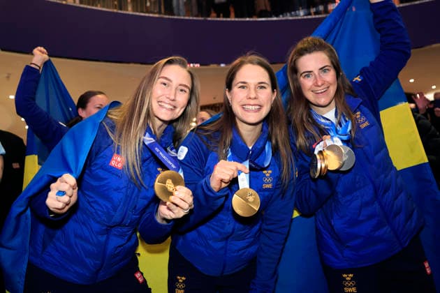 STOCKHOLM, SVERIGE 20260223 Fyrdubbla OS-medaljören i längd Ebba Andersson (th) och OS-guldmedaljörerna i curling Lag Hasselborg här Anna Hasselborg, (mitten) och Sara McManus (tv) firas pa Olympiafestivalen Westfield Mall of Scandinavia i Solna pa mandagen. STOCKHOLM SVERIGE x60160x *** STOCKHOLM, SWEDEN 20260223 Quadruple Olympic medalist in cross country Ebba Andersson right and Olympic gold medalists in curling Team Hasselborg here Anna Hasselborg, center and Sara McManus left are celebrated at the Olympic Festival Westfield Mall of Scandinavia in Solna on Monday STOCKHOLM SWEDEN x60160x  Copyright: xStefanxJerrevang TTx HEMKOMSTFIRANDE OS