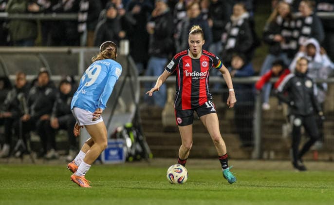 GER, Frankfurt, Eintracht Frankfurt vs SC Freiburg, Google Pixel Bundesliga, Fussball, DFB, Spielzeit 2025 2026, Stadion am Brentanobad, 19. Spieltag im Bild v.l.: Nia Szenk (SC Freiburg Frauen 19). Laura Freigang (Eintracht Frankfurt Frauen 10) DFB DFL REGULATIONS PROHIBIT ANY USE OF PHOTOGRAPHS AS IMAGE SEQUENCES AND OR QUASI-VIDEO, 23.02.2026 Copyright: HMBxMedia HendrikxHamelau