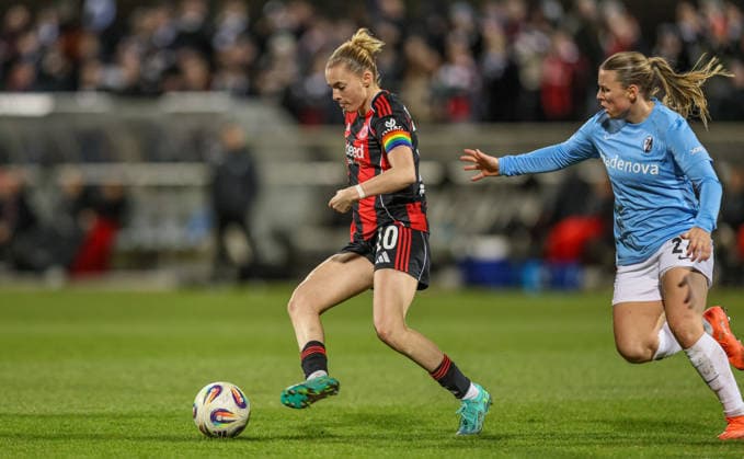 GER, Frankfurt, Eintracht Frankfurt vs SC Freiburg, Google Pixel Bundesliga, Fussball, DFB, Spielzeit 2025 2026, Stadion am Brentanobad, 19. Spieltag im Bild v.l.: Laura Freigang (Eintracht Frankfurt Frauen 10), Ingibjorg Sigurðardottir (SC Freiburg Frauen 24) DFB DFL REGULATIONS PROHIBIT ANY USE OF PHOTOGRAPHS AS IMAGE SEQUENCES AND OR QUASI-VIDEO, 23.02.2026 Copyright: HMBxMedia HendrikxHamelau