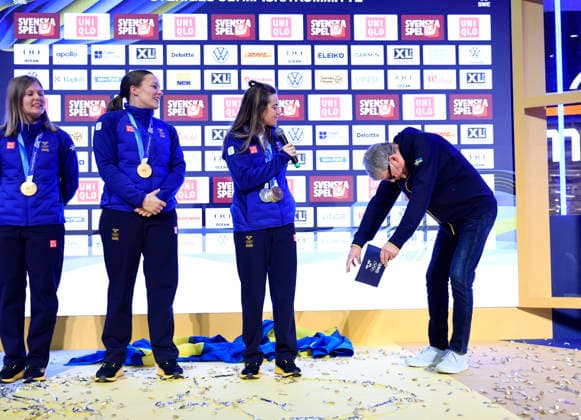 STOCKHOLM, SVERIGE 20260223 Jan Rippe skojar med fyrdubbla OS-medaljören i längd Ebba Andersson när hon och OS-guldmedaljörerna i curling Lag Hasselborg firas pa Olympiafestivalen Westfield Mall of Scandinavia i Solna pa mandagen. STOCKHOLM SVERIGE x60160x *** STOCKHOLM, SWEDEN 20260223 Jan Rippe jokes with four-time Olympic cross-country skiing medalist Ebba Andersson as she and Olympic curling gold medalists Team Hasselborg are celebrated at the Westfield Mall of Scandinavia Olympic Festival in Solna on Monday STOCKHOLM SWEDEN x60160x  Copyright: xStefanxJerrevang TTx HEMKOMSTFIRANDE OS