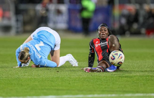 GER, Frankfurt, Eintracht Frankfurt vs SC Freiburg, Google Pixel Bundesliga, Fussball, DFB, Spielzeit 2025 2026, Stadion am Brentanobad, 19. Spieltag im Bild v.l.: Alina Axtmann (SC Freiburg Frauen 3) am Boden, Nicole Anyomi (Eintracht Frankfurt Frauen 19) DFB DFL REGULATIONS PROHIBIT ANY USE OF PHOTOGRAPHS AS IMAGE SEQUENCES AND OR QUASI-VIDEO, 23.02.2026 Copyright: HMBxMedia HendrikxHamelau