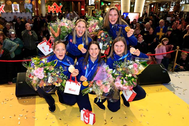 STOCKHOLM, SVERIGE 20260223 OS-guldmedaljörerna i curling Lag Hasselborg, överst Sofia Scharback och Sara McManus, underst, Agnes Knochenhauer, Anna Hasselborg och Johanna Heldin firas pa Olympiafestivalen Westfield Mall of Scandinavia i Solna pa mandagen. STOCKHOLM SVERIGE x60160x *** STOCKHOLM, SWEDEN 20260223 Olympic curling gold medalists Team Hasselborg, top Sofia Scharback and Sara McManus, bottom, Agnes Knochenhauer, Anna Hasselborg and Johanna Heldin celebrate at the Westfield Mall of Scandinavia Olympic Festival in Solna on Monday STOCKHOLM SWEDEN x60160x  Copyright: xStefanxJerrevang TTx HEMKOMSTFIRANDE OS