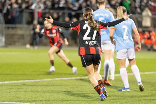 Google Pixel Frauen Bundesliga: Eintracht Frankfurt - SC Freiburg, 23.02.2026 Ereleta Memeti (Eintracht Frankfurt 27) bereitete das Tor zum 2:0 vor und bejubelt die Torschtzin Elisa Senß Senss (Eintracht Frankfurt 6), GPFBL: Eintracht Frankfurt - SC Freiburg, Frankfurt, Stadion am Brentanobad, 23.2.2026 Copyright: xBEAUTIFULxSPORTS Gawlikx