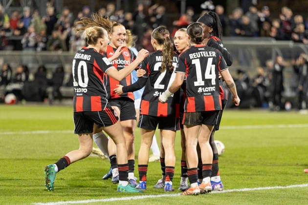 Google Pixel Frauen Bundesliga: Eintracht Frankfurt - SC Freiburg, 23.02.2026 Elisa Senß Senss (Eintracht Frankfurt 6) erzielte das Tor zum 2:0 und feiert mit ihre Vorlagengeberin Ereleta Memeti (Eintracht Frankfurt 27) & Geraldine Reuteler (Eintracht Frankfurt 14) & Nicole Anyomi (Eintracht Frankfurt 19) & Laura Freigang (Eintracht Frankfurt 10) & Lisanne Gräwe (Eintracht Frankfurt 8), GPFBL: Eintracht Frankfurt - SC Freiburg, Frankfurt, Stadion am Brentanobad, 23.2.2026 Copyright: xBEAUTIFULxSPORTS Gawlikx