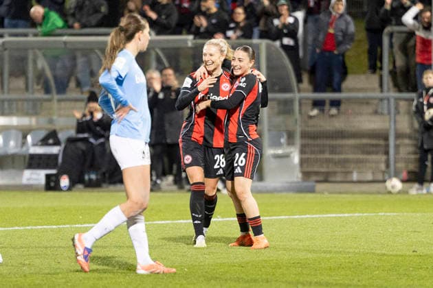 Google Pixel Frauen Bundesliga: Eintracht Frankfurt - SC Freiburg, 23.02.2026 Rebecka Blomqvist (Eintracht Frankfurt 28) erzielte das Tor zum 3:0 und feiert mit Ainhoa Alguacil (Eintracht Frankfurt 26), GPFBL: Eintracht Frankfurt - SC Freiburg, Frankfurt, Stadion am Brentanobad, 23.2.2026 Copyright: xBEAUTIFULxSPORTS Gawlikx