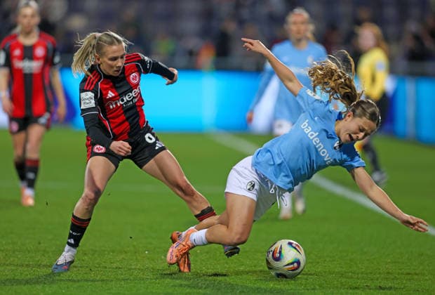 Fussball - 1. BL Frauen - Eintracht Frankfurt - SC Freiburg - 23.02.26, Elisa Senß (Frankfurt), Nia Szenk (Freiburg), -