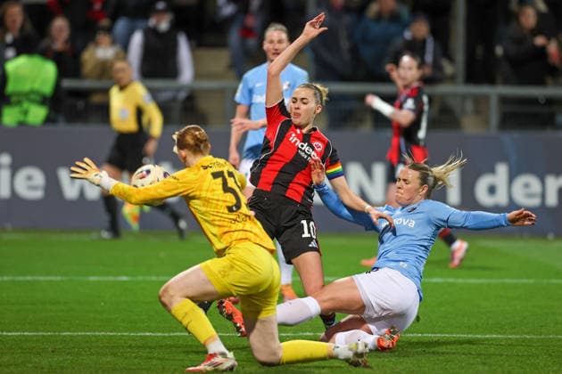 Fussball - 1. BL Frauen - Eintracht Frankfurt - SC Freiburg - 23.02.26, 1:0 durch Laura Freigang (Frankfurt), Ingibjörg Sigurdardottir und Torhüterin Rebecca Adamczyk (Freiburg), kommen zu spät, -