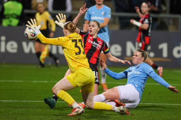Fussball - 1. BL Frauen - Eintracht Frankfurt - SC Freiburg - 23.02.26, 1:0 durch Laura Freigang (Frankfurt), Ingibjörg Sigurdardottir und Torhüterin Rebecca Adamczyk (Freiburg), kommen zu spät, -